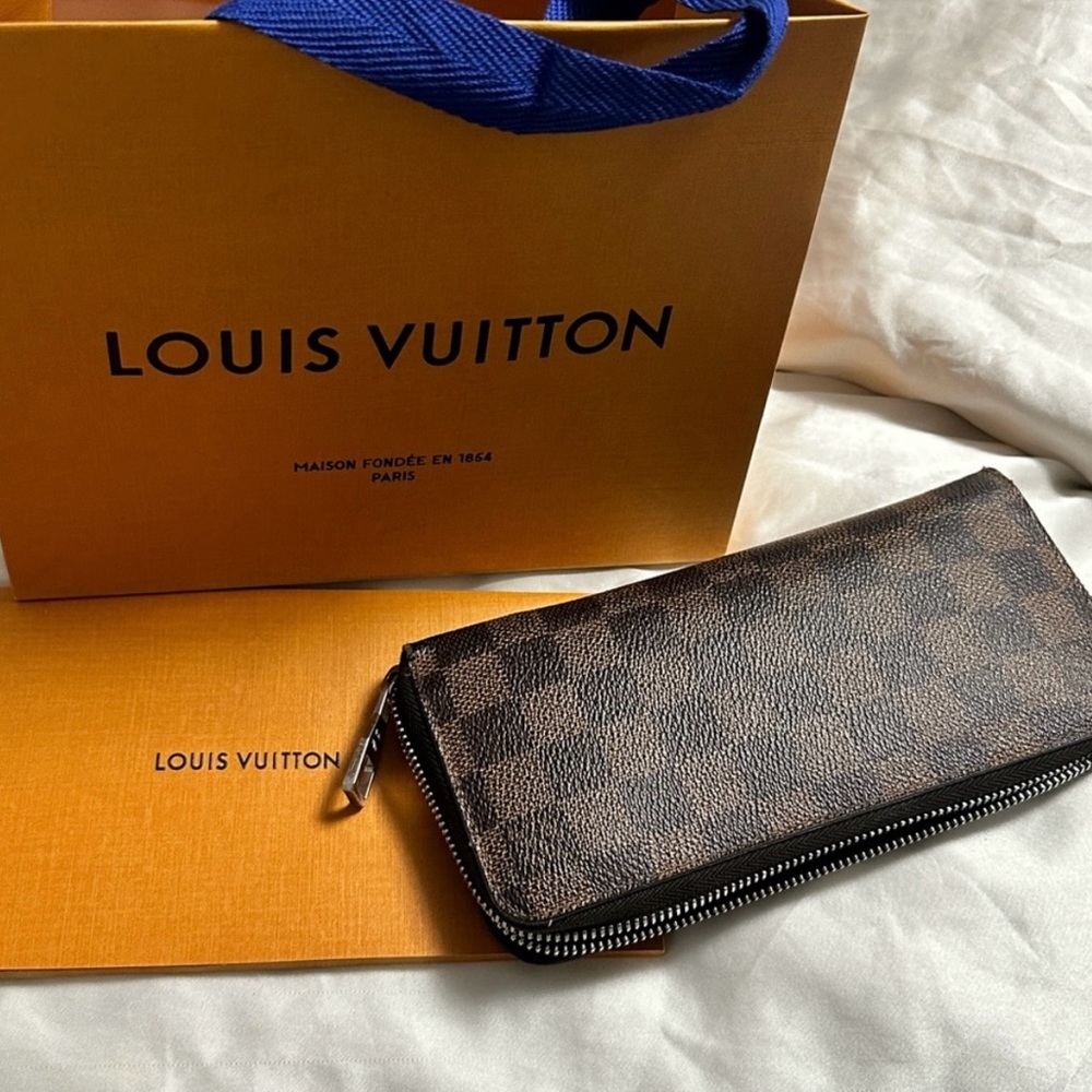 Louis Vuitton Damier Ebene Pattern Zippy Wallet